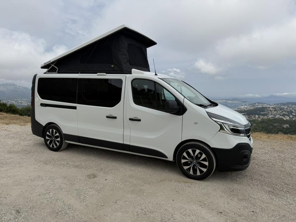 Van Star-Van 83 avec toit relevable ouvert, vue extérieure sur les hauteurs du Var