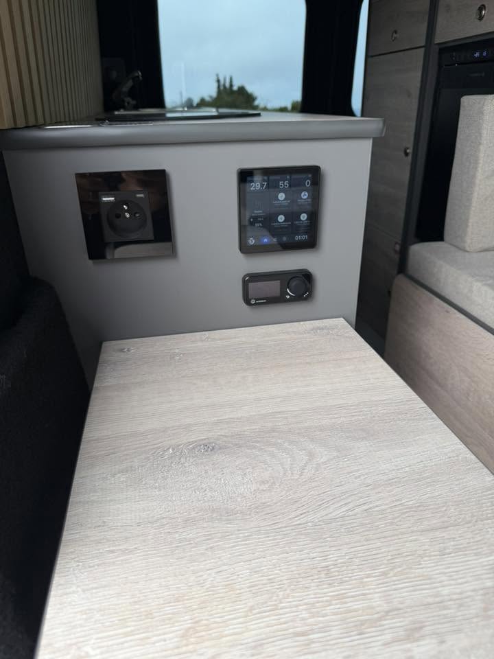 Aménagement électrique et domotique d'un van, tableau de bord et rangements sur-mesure